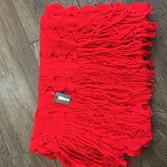 BNWT Long wide red scarf - Picture 5 of 5
